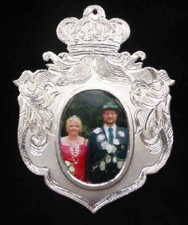 Königsschild mit Foto des Königspaars